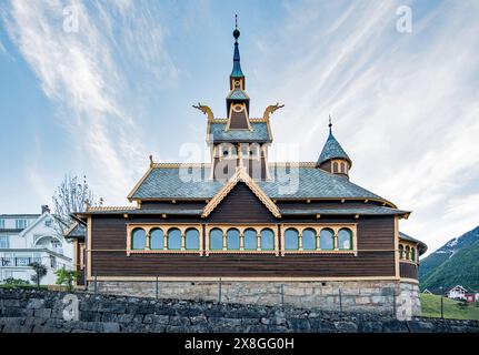 Sognefjord Landmark, une église en bois 'anglais', St Olaf, Balestrand, Norvège i(n mémoire de Margaret Green) a des têtes de dragon construites dans l'architecture. Banque D'Images