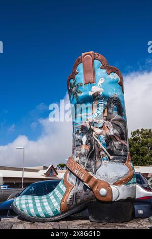 Hawaii, HI États-Unis - 29 octobre 2016 : botte de cow-boy illustrée géante cmmémorial le centenaire de Waiomina de la culture des cow-boys hawaïens. Banque D'Images