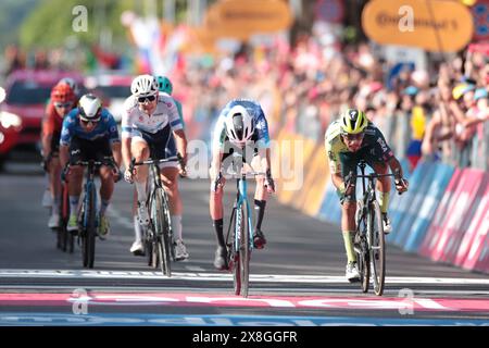 Bassano Del Grappa, Italie. 25 mai 2024. © Pierre Teyssot/MAXPPP ; Giro d'Italia 2024 UCI Cycling course - étape 20. Bassano del Grappa, Italie, le 25 mai 2024. Étape 20 de 184 km d'Alpago à Bassano del Grappa. Deuxième à droite, Valentin Paret-peintre (FRA) Decathlon AG2R la mondiale © Pierre Teyssot/Maxppp crédit : MAXPPP/Alamy Live News Banque D'Images