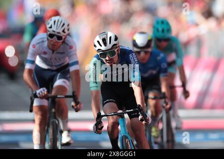 Bassano Del Grappa, Italie. 25 mai 2024. © Pierre Teyssot/MAXPPP ; Giro d'Italia 2024 UCI Cycling course - étape 20. Bassano del Grappa, Italie, le 25 mai 2024. Étape 20 de 184 km d'Alpago à Bassano del Grappa. Tadej Pogacar (SLO) UAE Team Emirates gagne et garde son maillot rose de leader en avance sur la dernière étape à Rome. Valentin Paret-peintre (FRA) Decathlon AG2R la mondiale © Pierre Teyssot/Maxppp crédit : MAXPPP/Alamy Live News Banque D'Images