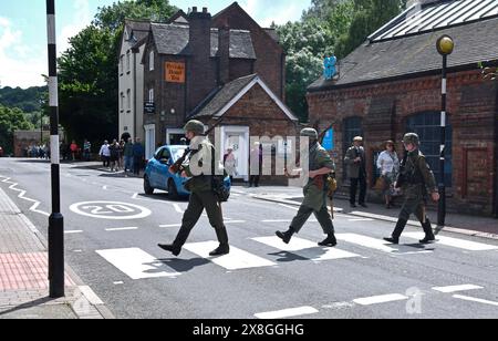 Ironbridge, Telford, Royaume-Uni. 25 mai 2024. Week-end de la seconde Guerre mondiale. Dans la gorge d'Ironbridge. Pas de panique, ce ne sont que des reconstituteurs habillés comme des envahisseurs allemands nazis qui traversent la route en toute sécurité sur un passage à zèbre britannique à Ironbridge. Crédit : Dave Bagnall /Alamy Live News Banque D'Images