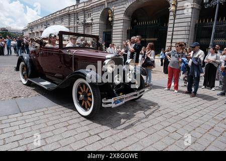 Madrid, Espagne. 25 mai 2024. Réunions de voitures anciennes et anciennes à Madrid sur la Plaza de Oriente du Palais Royal de Madrid, 25 mai 2024, Espagne crédit : Sipa USA/Alamy Live News Banque D'Images