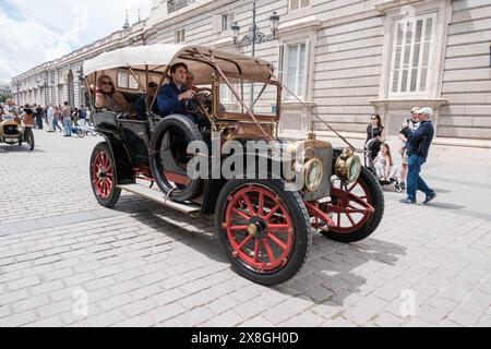 Madrid, Espagne. 25 mai 2024. Réunions de voitures anciennes et anciennes à Madrid sur la Plaza de Oriente du Palais Royal de Madrid, 25 mai 2024, Espagne crédit : Sipa USA/Alamy Live News Banque D'Images