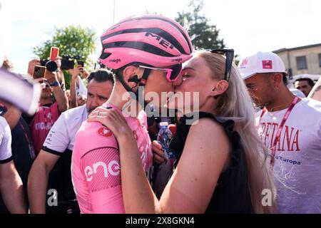 Bassano Del Grappa, Italie. 25 mai 2024. Pogacar Tadej (Team UAE Emirates) maillot rose, vainqueur à la fin de l'étape 20 du Giro d'Italia d'Alpago à Bassano del Grappa, 25 mai 2024 Italie. (Photo de Fabio Ferrari/LaPresse) crédit : LaPresse/Alamy Live News Banque D'Images
