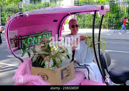 Londres, Royaume-Uni, 25 mai 2024. Les visiteurs du RHS Chelsea Flower Show sont vus partir avec des goodies après la vente le dernier jour de l'événement lorsque les exposants vendent des accessoires, des ornements, des plantes et des fleurs. Crédit : onzième heure photographie/Alamy Live News Banque D'Images