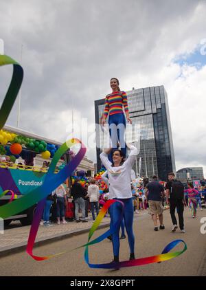 Birmingham, Royaume-Uni. 25 mai 2024. Environ 20 75 000 spectateurs bordent les rues du centre-ville pour assister à la Birmingham Pride Parade annuelle, l'événement met en vedette des centaines de participants colorés marchant ou à bord de chars décorés de manière créative. Crédit : Tony Nolan/Alamy Live News Banque D'Images