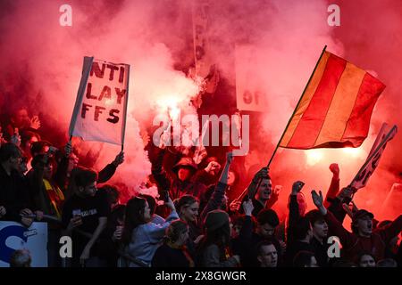 Malines, Belgique. 25 mai 2024. Les supporters de Malines photographiés au début d'un match de football entre KV Mechelen et Standard de Liège, samedi 25 mai 2024 à Malines, le jour 10, dernier jour de la saison 2023-2024 de la première division du championnat belge 'Jupiler Pro League'. BELGA PHOTO TOM GOYVAERTS crédit : Belga News Agency/Alamy Live News Banque D'Images
