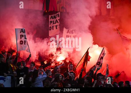 Malines, Belgique. 25 mai 2024. Les supporters de Malines photographiés au début d'un match de football entre KV Mechelen et Standard de Liège, samedi 25 mai 2024 à Malines, le jour 10, dernier jour de la saison 2023-2024 de la première division du championnat belge 'Jupiler Pro League'. BELGA PHOTO TOM GOYVAERTS crédit : Belga News Agency/Alamy Live News Banque D'Images