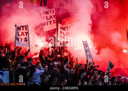 Malines, Belgique. 25 mai 2024. Les supporters de Malines photographiés au début d'un match de football entre KV Mechelen et Standard de Liège, samedi 25 mai 2024 à Malines, le jour 10, dernier jour de la saison 2023-2024 de la première division du championnat belge 'Jupiler Pro League'. BELGA PHOTO TOM GOYVAERTS crédit : Belga News Agency/Alamy Live News Banque D'Images