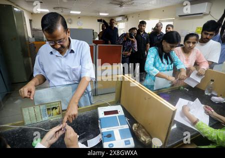 New Delhi, Inde. 25 mai 2024. Le premier ministre de Delhi, Arvind Kejriwal, se fait marquer le doigt d'une encre indélébile après avoir voté dans un bureau de vote lors de la sixième phase des élections de Lok Sabha. (Photo de Naveen Sharma/SOPA images/SIPA USA) crédit : SIPA USA/Alamy Live News Banque D'Images