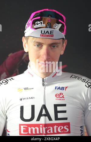 25 mai 2024, Bassano del Grappa, Italie ; UCI Tour of Italy Giro d'Italia Road Cycling Race, étape 20 Alpago à Bassano del Grappa ; Tadej Pogacar (SLO) UAE Team Emirates garde son maillot rose de leader avant la dernière étape à Rome. Banque D'Images