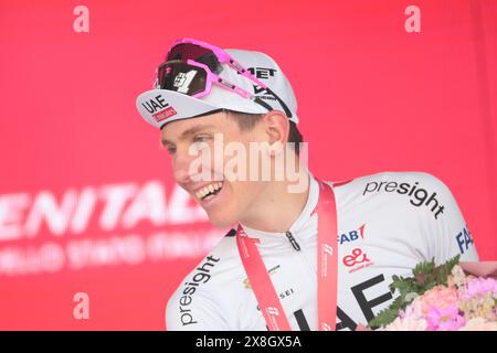 25 mai 2024, Bassano del Grappa, Italie ; UCI Tour of Italy Giro d'Italia Road Cycling Race, étape 20 Alpago à Bassano del Grappa ; Tadej Pogacar (SLO) UAE Team Emirates garde son maillot rose de leader avant la dernière étape à Rome. Banque D'Images