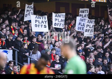 Malines, Belgique. 25 mai 2024. Les supporters de Malines photographiés lors d'un match de football entre KV Mechelen et Standard de Liège, samedi 25 mai 2024 à Malines, le jour 10, dernier jour de la saison 2023-2024 de la première division du championnat belge 'Jupiler Pro League'. BELGA PHOTO TOM GOYVAERTS crédit : Belga News Agency/Alamy Live News Banque D'Images
