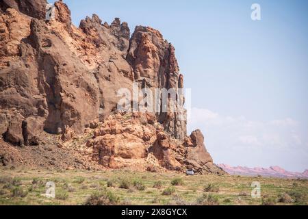 Il y a d'énormes formations rocheuses au sein de la nation Navajo en Arizona, comme celle-ci près de Kayenta et Monument Valley. Banque D'Images