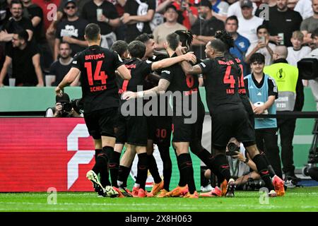 Berlin, Allemagne. 25 mai 2024. Football : DFB Cup, 1. FC Kaiserslautern - Bayer 04 Leverkusen, finale, Olympiastadion. Granit Xhaka de Leverkusen (4ème à partir de la gauche) célèbre son objectif de faire 0:1 avec ses coéquipiers. NOTE IMPORTANTE : conformément aux règlements de la DFL German Football League et de la DFB German Football Association, il est interdit d'utiliser ou de faire utiliser des photographies prises dans le stade et/ou du match sous forme d'images séquentielles et/ou de séries de photos de type vidéo. Crédit : Soeren Stache/dpa/Alamy Live News Banque D'Images