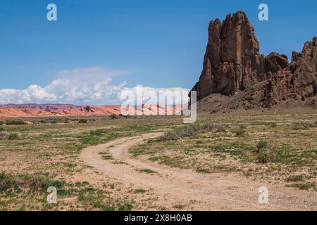 Il y a d'énormes formations rocheuses au sein de la nation Navajo en Arizona, comme celle-ci près de Kayenta et Monument Valley. Banque D'Images