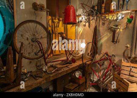 Ancien atelier de réparation de vélos. Correction des problèmes mécaniques dans un garage, entretien de vélo Banque D'Images