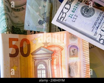 Devises mondiales. Les billets d'Euro et de Dollar représentent l'échange financier entre l'Europe et les Etats-Unis. Banque D'Images