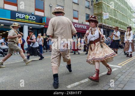 Chippenham, Wiltshire, Royaume-Uni, 25 mai 2024. Les membres du Steampunk Morris du Kent sont photographiés en train de divertir la foule pendant la journée d'ouverture du festival folklorique Chippenham 2024. Crédit : Lynchpics/Alamy Live News Banque D'Images