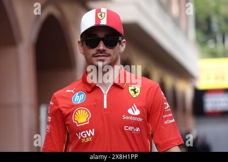 Monaco, Monaco. 25 mai 2024. Charles Leclerc de la Scuderia Ferrari dans le paddock avant de se qualifier pour le Grand Prix de F1 de Monaco sur le circuit de Monaco le 25 mai 2024 à Monte-Carlo, Monaco. Crédit : Marco Canoniero/Alamy Live News Banque D'Images