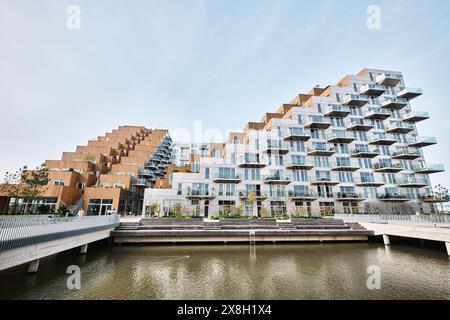 Pays-Bas, Amsterdam - 6 avril 2024 : Sluishuis immeuble résidentiel moderne dans le quartier Ijburg, conçu par Bjarke Ingels Group, BIG Banque D'Images