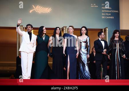 Cannes, France. 25 mai 2024. Pierfrancesco Favino, Lily Gladstone, Nadine Labaki, Présidente du jury Greta Gerwig, Juan Antonio Bayona, Eva Green, Omar Sy, Ebru Ceylan et Hirokazu Kore-eda présents sur le tapis rouge de la cérémonie de clôture du 77ème Festival de Cannes au Palais des Festivals le 25 mai, 2024 à Cannes, France. (Crédit image : © Beata Zawrzel/ZUMA Press Wire) USAGE ÉDITORIAL SEULEMENT! Non destiné à UN USAGE commercial ! Crédit : ZUMA Press, Inc/Alamy Live News Banque D'Images