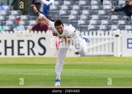 Bristol, Royaume-Uni, 25 mai 2024. Matt Taylor bowling du Gloucestershire lors du match de championnat du comté de Vitality entre le Gloucestershire et le Derbyshire. Crédit : Robbie Stephenson/Gloucestershire Cricket/Alamy Live News Banque D'Images