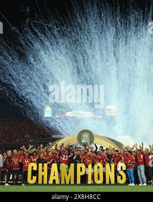 Le Caire, Égypte. 25 mai 2024. LE CAIRE, ÉGYPTE - MAI 25 : les joueurs d'Al Ahly, le personnel et l'entraîneur-chef Marcel Koller célèbrent sur scène avec un trophée après avoir remporté le match de deuxième manche de la finale de la Ligue des Champions de la CAF entre Al Ahly et Esperance sportive Tunis au stade international du Caire le 25 mai 2024 au Caire, Égypte. (Photo de M. Bayoumy/SFSI) crédit : Sebo47/Alamy Live News Banque D'Images