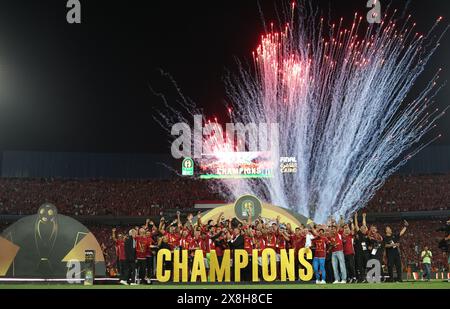 Le Caire, Égypte. 25 mai 2024. LE CAIRE, ÉGYPTE - MAI 25 : les joueurs d'Al Ahly, le personnel et l'entraîneur-chef Marcel Koller célèbrent sur scène avec un trophée après avoir remporté le match de deuxième manche de la finale de la Ligue des Champions de la CAF entre Al Ahly et Esperance sportive Tunis au stade international du Caire le 25 mai 2024 au Caire, Égypte. (Photo de M. Bayoumy/SFSI) crédit : Sebo47/Alamy Live News Banque D'Images