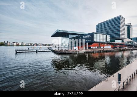 Pays-Bas, Amsterdam - 08 avril 2024 : bâtiment cubique moderne abritant le théâtre de musique et l'école avec Jazz Bimhuis sur la plate-forme dans la rivière IJ Banque D'Images