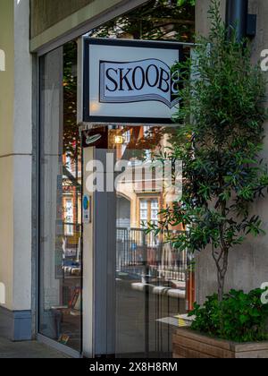 Skoob Books Bookshop au Brunswick Centre Bloomsbury London - Skoob est une librairie secondaire spécialisée dans une large sélection de textes académiques Banque D'Images