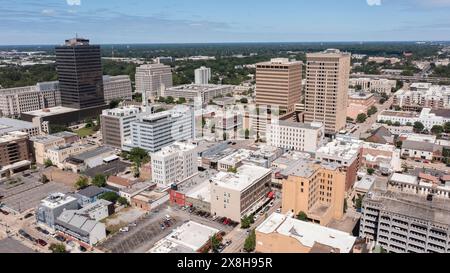 Baton Rouge, Louisiane, États-Unis - 21 avril 2024 : le soleil de l'après-midi brille sur les gratte-ciel historiques du centre-ville de Baton Rouge. Banque D'Images