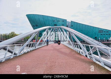 Pays-Bas, Amsterdam - 08 avril 2024 : NEMO grand bâtiment en forme de bateau de couleur verte abrite le musée des sciences conçu par Renzo Piano Banque D'Images
