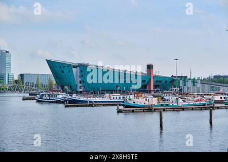 Pays-Bas, Amsterdam - 08 avril 2024 : NEMO grand bâtiment en forme de bateau de couleur verte abrite le musée des sciences conçu par Renzo Piano Banque D'Images