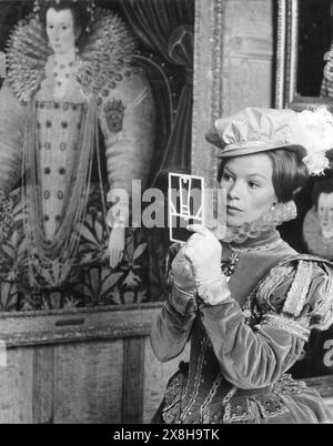 GLENDA JACKSON en costume pour son rôle d'Elizabeth I se regarde dans un miroir à main à côté du portrait de la vraie reine par ZUCCHERO au Grand Hall de Parham, Sussex, Angleterre. Publicité pour MARY, QUEEN OF SCOTS 1971 réalisateur CHARLES JARROTT scénario JOHN HALE costume Design MARGARET FURSE musique JOHN BARRY A Hal Wallis production / Universal Pictures Banque D'Images