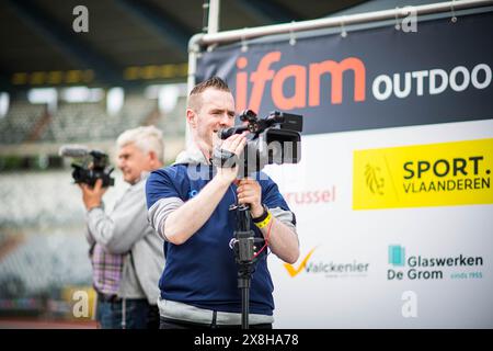 Bruxelles, Belgique. 25 mai 2024. Un caméraman photographié lors de l’IFAM Outdoor (World Athletics Continental Tour, Bronze Meeting, samedi 25 mai 2024, à Bruxelles. BELGA PHOTO LUCIEN LAMBOTTE crédit : Belga News Agency/Alamy Live News Banque D'Images