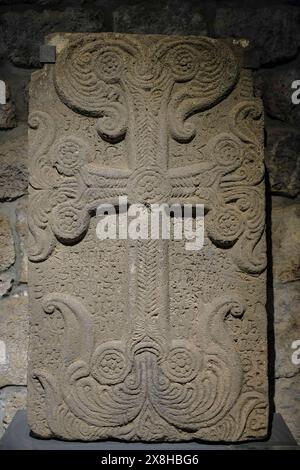 Tatev, Arménie - 1er mai 2024 : un khatchkar ou croix arménienne dans le monastère de Tatev, situé près du village de Tatev en Arménie. Banque D'Images