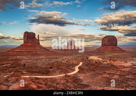 Vue panoramique de la magnifique butte et des mitaines à Monument Valley pendant une tempête de passage près du coucher du soleil montre la beauté et les modèles que le temps peut ajouter t Banque D'Images