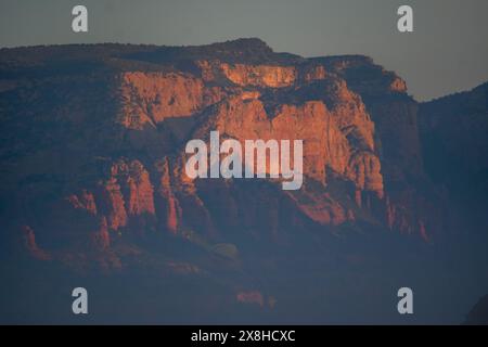 Airport Mesa offre une vue imprenable sur Sedona en Arizona pendant le lever et le coucher du soleil. Banque D'Images