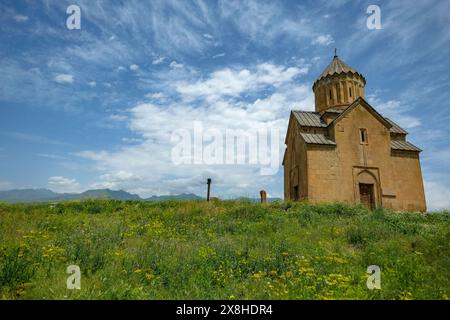 Areni, Arménie - 12 mai 2024 : Église Sainte-mère de Dieu ou Surb Astvatsatsin d'Areni situé près de la rivière Arpa à Areni, Arménie. Banque D'Images