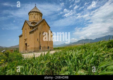 Areni, Arménie - 12 mai 2024 : Église Sainte-mère de Dieu ou Surb Astvatsatsin d'Areni situé près de la rivière Arpa à Areni, Arménie. Banque D'Images