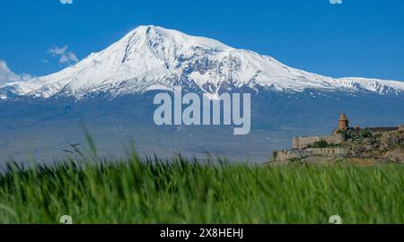 Lusarat, Arménie - 18 mai 2024 : vues du monastère Khor Virap avec le mont Ararat en arrière-plan en Arménie. Banque D'Images