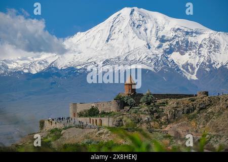 Lusarat, Arménie - 18 mai 2024 : vues du monastère Khor Virap avec le mont Ararat en arrière-plan en Arménie. Banque D'Images