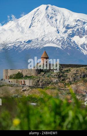 Lusarat, Arménie - 18 mai 2024 : vues du monastère Khor Virap avec le mont Ararat en arrière-plan en Arménie. Banque D'Images