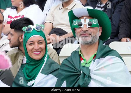 Edgbaston, Birmingham, Royaume-Uni. 25 mai 2024. 2e homme Vitality T20 Cricket International, Angleterre contre Pakistan ; les fans du Pakistan regardent le jeu crédit : action plus Sports/Alamy Live News Banque D'Images