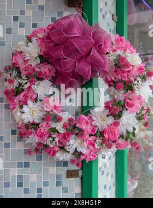 Une couronne ronde rose et blanche faite de fleurs artificielles accrochées, McAllen, comté de Hidalgo, Texas, États-Unis. Banque D'Images