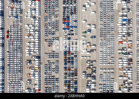Vue aérienne des voitures neuves garées à vendre dans une rangée de lots de stock Banque D'Images