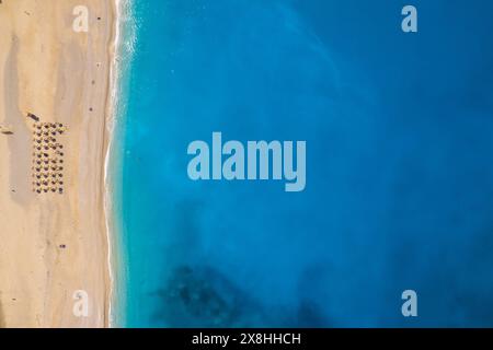 Belle plage de Myrtos par une belle journée d'été sur l'île de Kefalonia, mer Ionienne, Grèce Banque D'Images