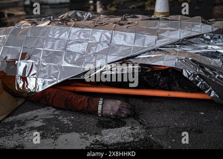 Kharkiv, Ukraine. 25 mai 2024. Nicolas Cleuet/le Pictorium - UKR - Kharkiv - attentat à la bombe contre un centre commercial à Saltyvka - 25/05/2024 - Ukraine/oblast de kharkiv/Kharkiv - samedi vers 16 heures, le centre commercial de Saltyvka a été pris pour cible par l'armée russe. Deux bombes Kab en vol planant ont frappé un grand magasin de construction et de bricolage. Près de 200 personnes y faisaient leurs courses lorsque les systèmes d'alarme ont sonné. En fin de soirée, le bilan provisoire des morts était de 6 et 16 disparus. Crédit : LE PICTORIUM/Alamy Live News Banque D'Images