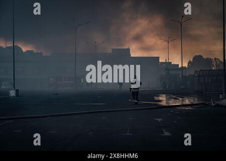 Kharkiv, Ukraine. 25 mai 2024. Nicolas Cleuet/le Pictorium - UKR - Kharkiv - attentat à la bombe contre un centre commercial à Saltyvka - 25/05/2024 - Ukraine/oblast de kharkiv/Kharkiv - samedi vers 16 heures, le centre commercial de Saltyvka a été pris pour cible par l'armée russe. Deux bombes Kab en vol planant ont frappé un grand magasin de construction et de bricolage. Près de 200 personnes y faisaient leurs courses lorsque les systèmes d'alarme ont sonné. En fin de soirée, le bilan provisoire des morts était de 6 et 16 disparus. Crédit : LE PICTORIUM/Alamy Live News Banque D'Images